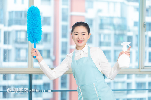 手执掸子，拂尘生辉 专业家政保洁员的形象与服务